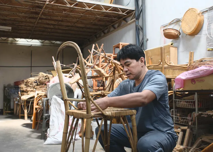 ▲祥瑞藤具第三代經營者張仲賢於工作室修補藤椅。呂國維攝。