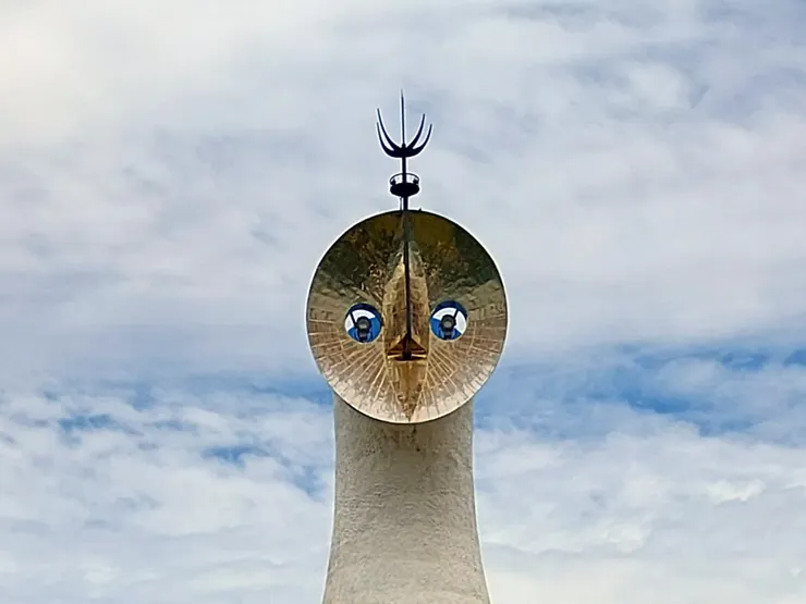 塔頂象徵未來的「黃金之臉」