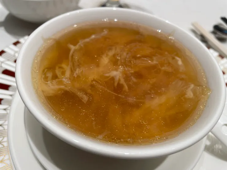 從濃郁的湯裏,淡淡透現出的,就是一排排的翅呢。(作者拍攝)