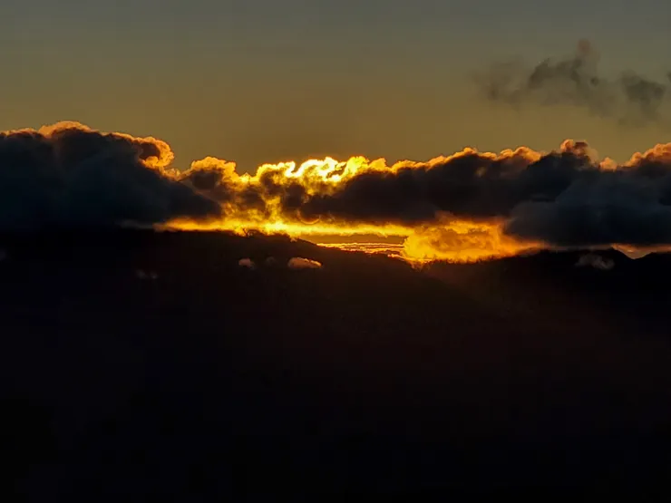 太陽躲在雲的後方正蠢蠢欲動