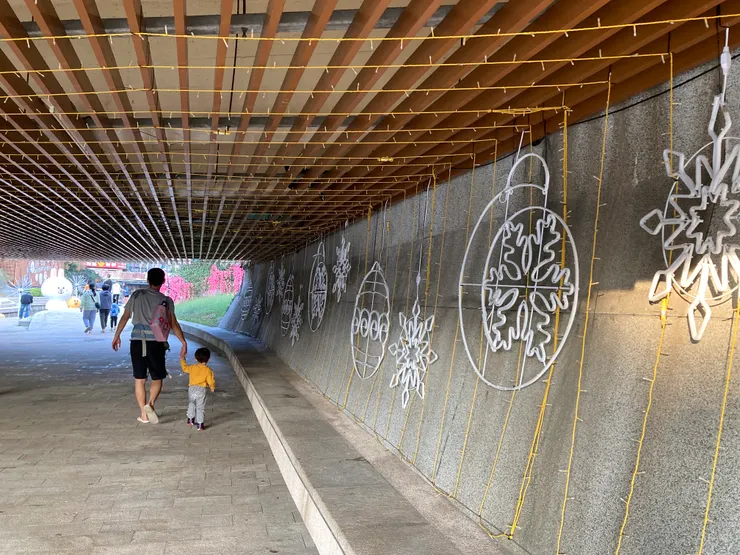 看得到許多聖誕節燈飾