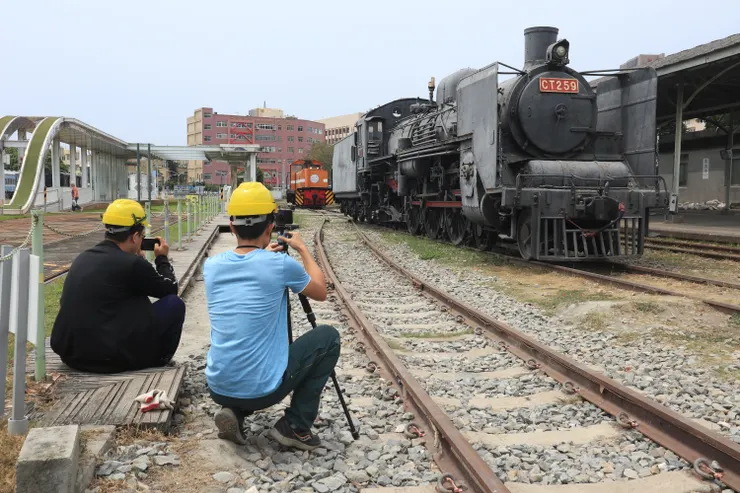 2023年4月18日,兩輛機車為紀念郭約義老師而鳴笛
