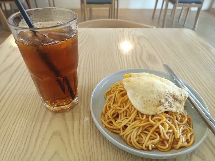 冰紅茶、鐵板麵加蛋