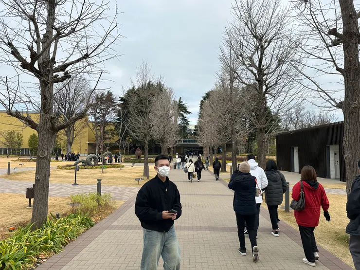 冬天的東京真的冷,連胖都願意戴口罩