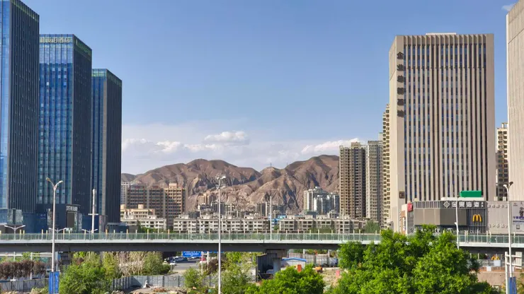 蘭州西站(高鐵站)外風景/©Aunt Kaki