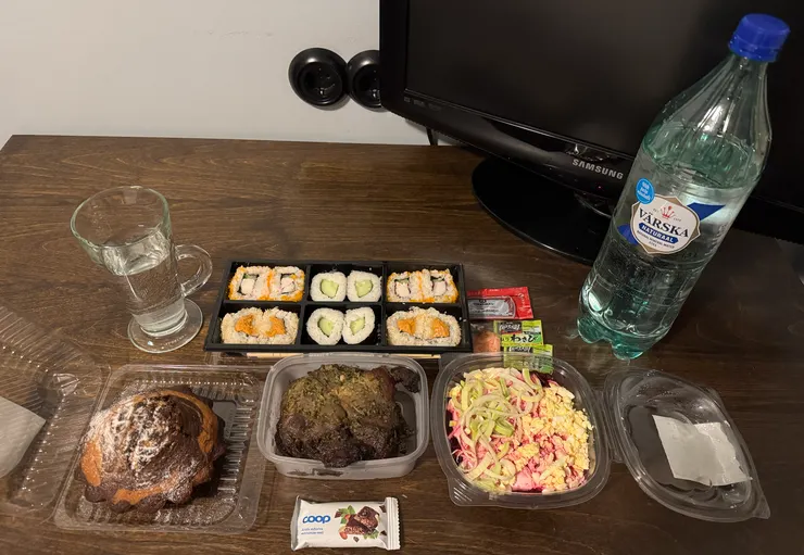 右邊那個彩色的就是鯡魚沙拉，那個水也是南部這邊的一個特產，然後壽司千萬不要買