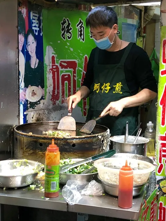 一次堅持只煎一份蚵仔煎的老闆