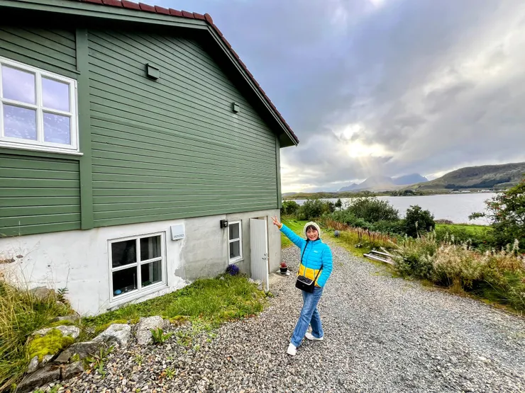 民宿旁就是峽灣，我們是從側面的門進出。