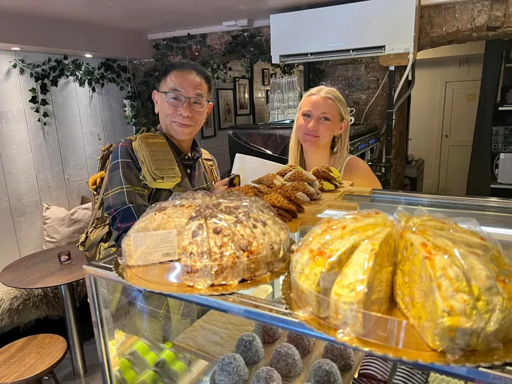 這家肉桂捲不好吃，還好有賺到合照。