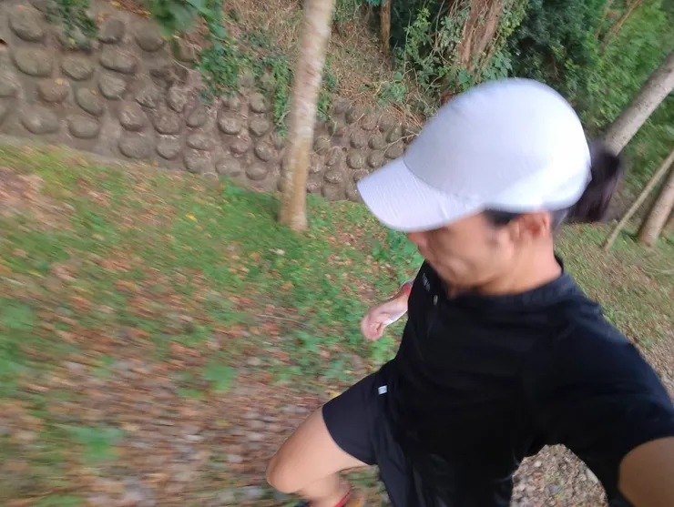柔軟的布料,讓這件衣服即使略有重量,也仍在高強度的跑動中維持舒適。
