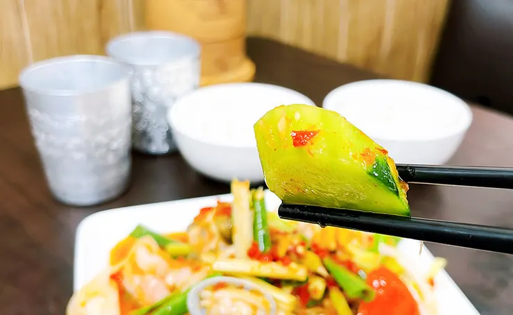 解暑神菜：夏天小館酸辣涼拌海鮮特寫