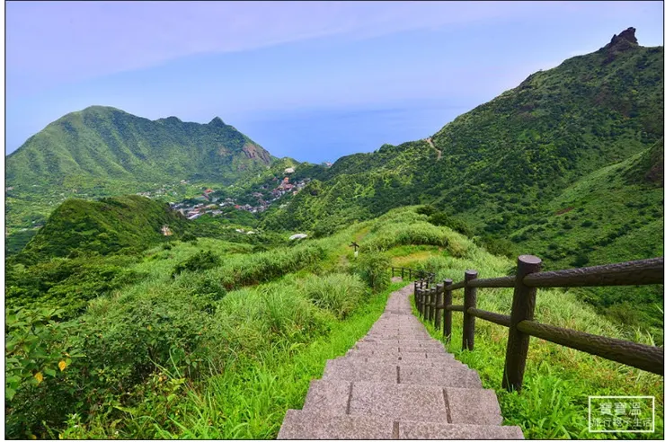 登山步道雖陡如天梯，但海天一色視野遼闊，綠色山谷中屋舍處處，頗有小瑞士的風格（圖片來源：https://bobowin.blog/）