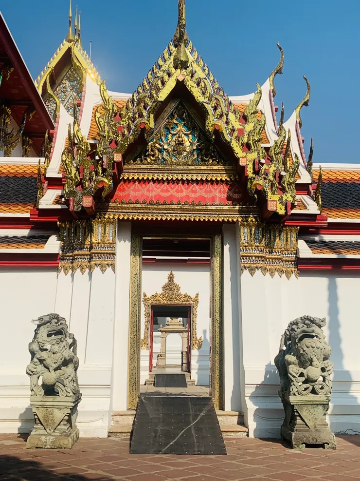 臥佛寺佔地很廣，有很多門廊，都有華麗的裝飾。