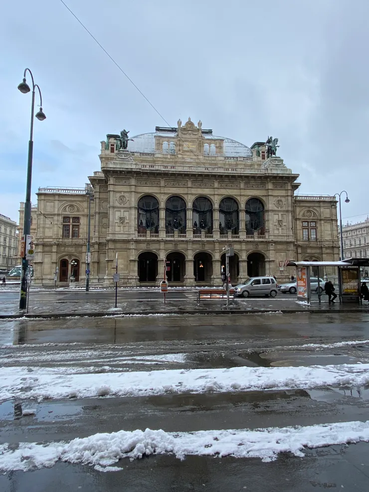 雪都融化還混著泥沙，好不美麗