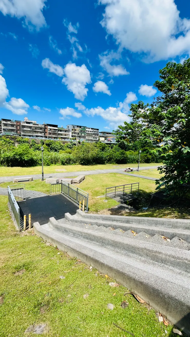 四腳亭河濱公園，前方有人正在生成維生素D