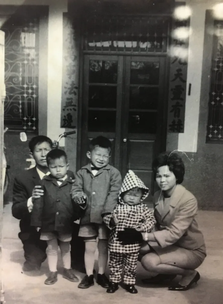 年幼的楊錦聰(左二)與兄弟及母親的合照。 （圖／風潮音樂 提供）