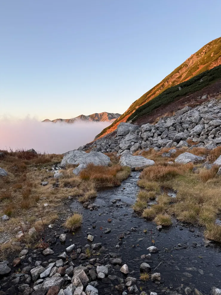 夕陽餘暉下趕路下山