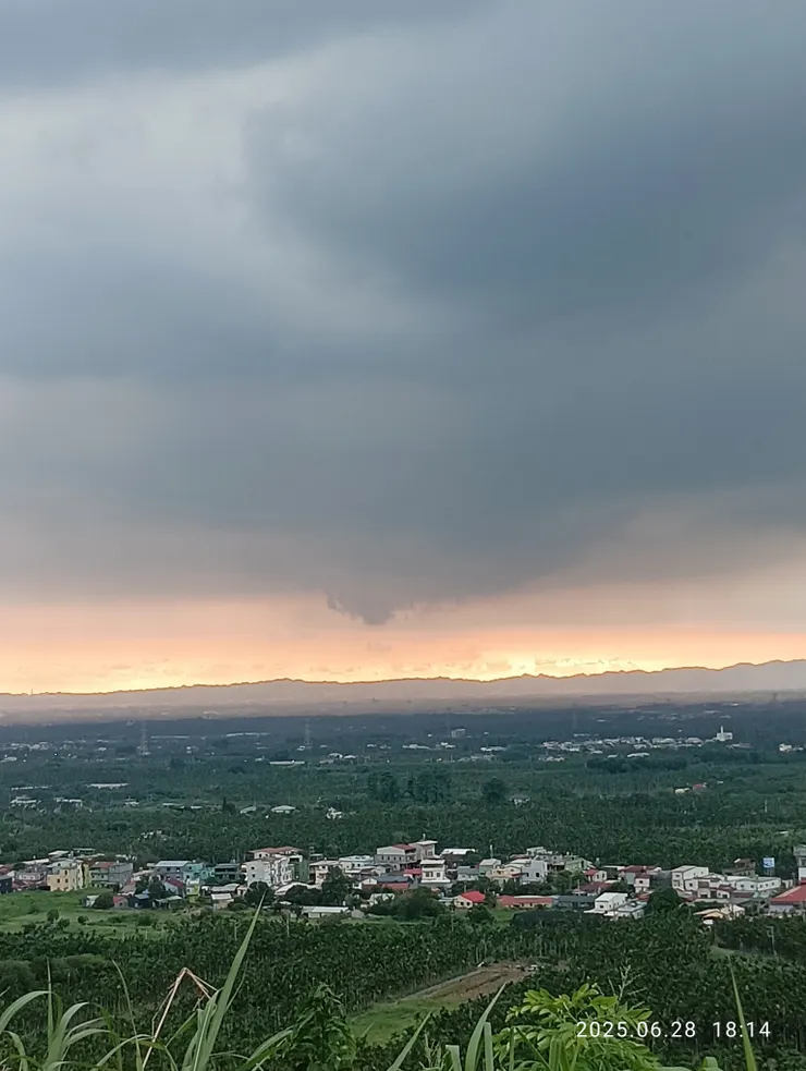 目極千里紅霞燃