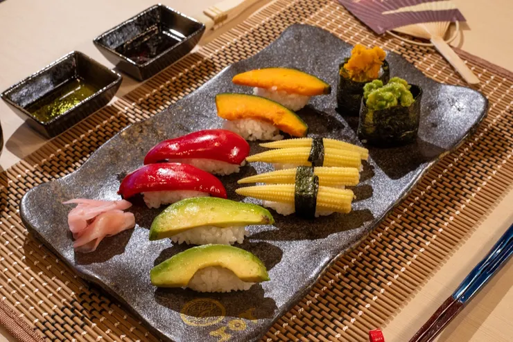 使用新鮮食材製作的素食壽司