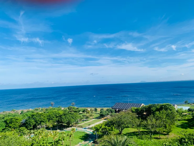 如此平靜海景第一排，如果揪塑料姊妹一起去海邊踏浪，ㄧ定立刻會變成驚滔駭浪。