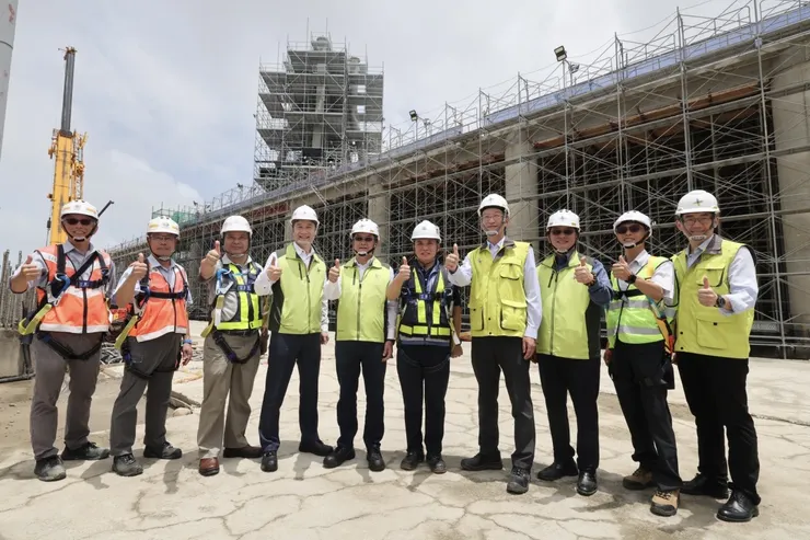 巨柱吊裝工程的啟動象徵第三航廈建設邁入嶄新里程碑。圖：機場公司提供