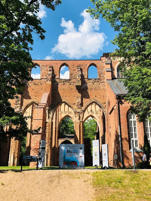 校園的入口處就是「塔爾圖大教堂」