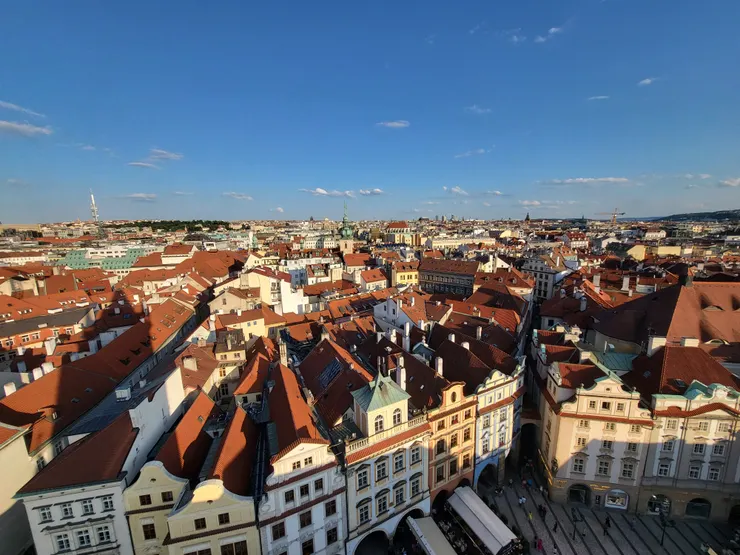 登上鐘樓後往外眺望。