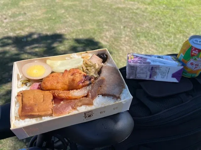 在大坡池吃悟饕便當，不知是錯覺還是我的感官問題，還是覺得全美行/家鄉比較好吃