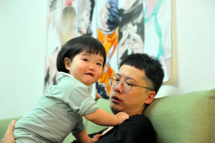 【再見爸媽她笑得比蒙娜麗莎還美！出門上學前，抓緊時間和好久不見的爸爸玩。】