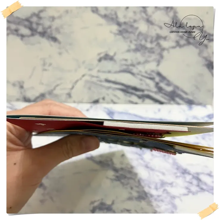 右邊聖誕樹的部分才貼泡棉膠