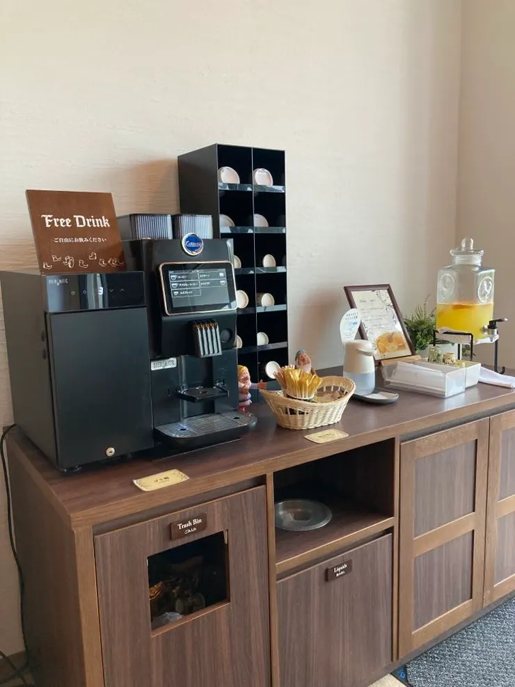 黃色那壺是蜂蜜汁 也有咖啡 都是免費的(蜂蜜汁超好喝)