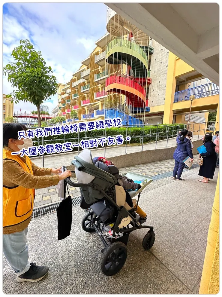 不只安排在階梯教室,階梯教室離特教班有千里之遠。因為校內施工推行輪椅需要繞外圍一大圈。