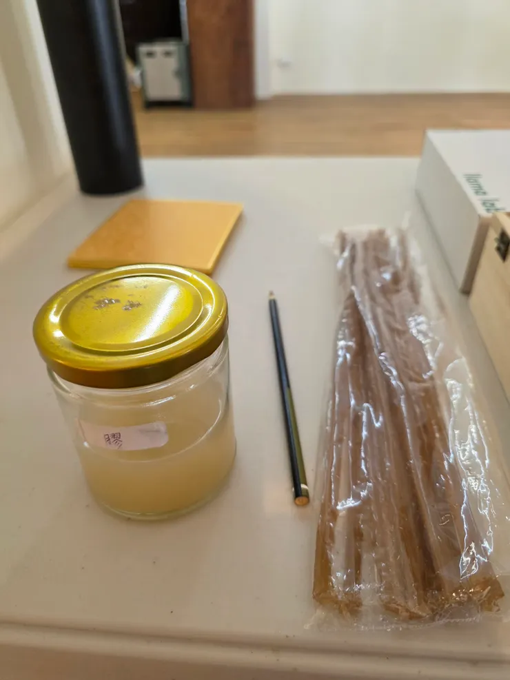 左邊依序是煮好的膠，面相筆，條狀動物膠，後方是金潛板