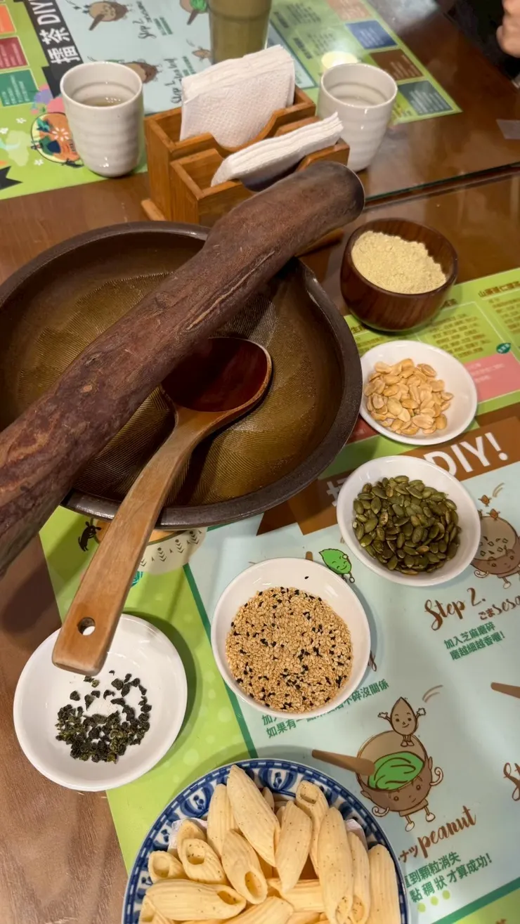 少不了來手做一下擂茶，四個人點一份剛好，老了會累