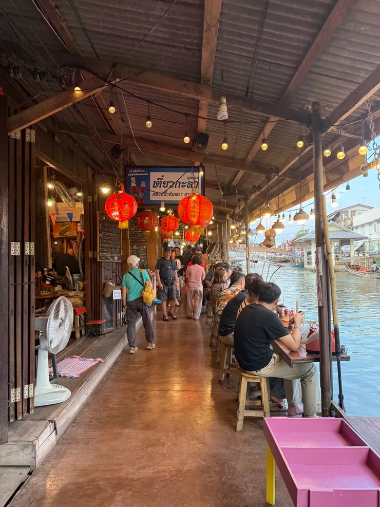 河邊大家就找間餐廳坐下來吃船麵