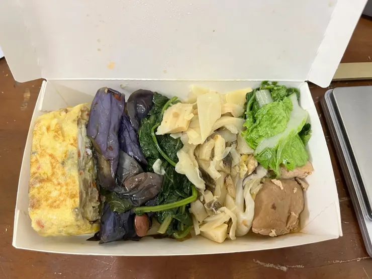 左起菜脯煎蛋捲、九層塔炒茄子、滷筍絲、滷白菜、小白菜、滷臭豆腐，吃完喉嚨泛著甜味，懷疑有味精。