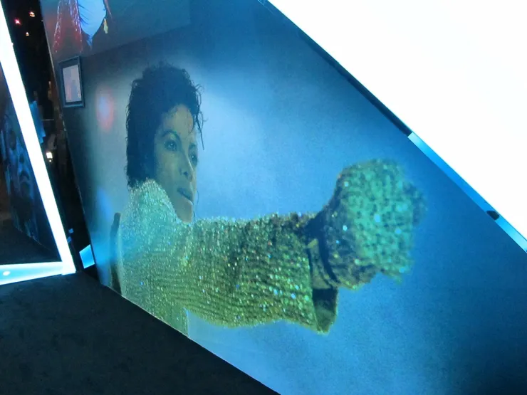 隧道很會善用空間和位置，用來張貼MJ不同姿勢。總覺得MJ跳舞和這一拳很有力，完全沒人模仿得來。