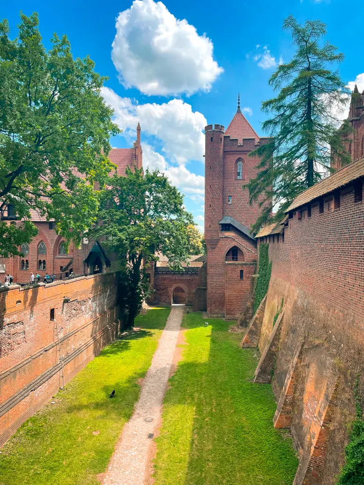 與高城堡相隔的城牆和護城河