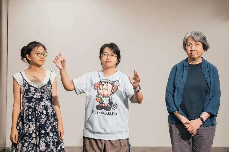 聾顧問也是導演，需上台介紹演員們以及述說演出主題和內容