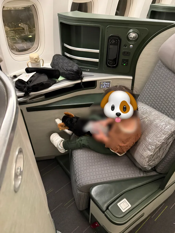 帶小朋友一起搭飛機，位置算是寬敞