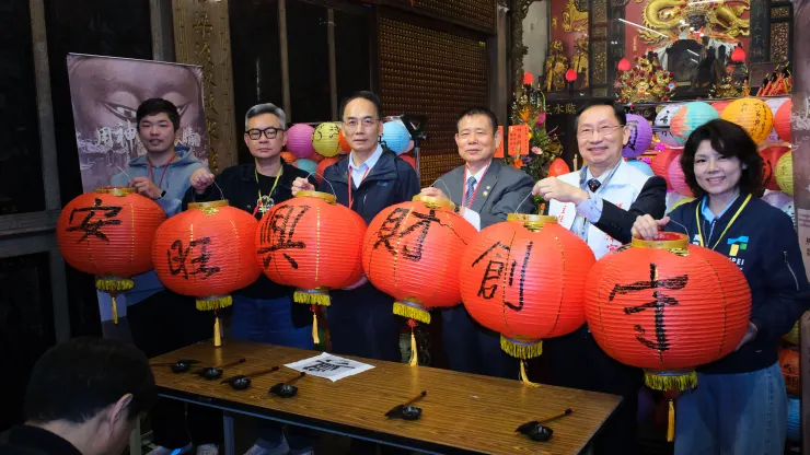 龍津宮發起「200顆燈籠的承諾」行動，邀請在地居民與青年代表共創燈籠祝禱語，讓信仰從家族象徵轉化為屬於萬華庶民的公共記憶。（左至右：川業肉圓 四代接班人 陳勁宏、台北市林姓宗親總會 總會長 林澂河、臺北市政府民政局副局長 吳坤宏、行政院政務顧問 林進發、龍津宮主委 林政平、菜園里里長 蔡蕙而。圖片提供：艋舺龍津宮）