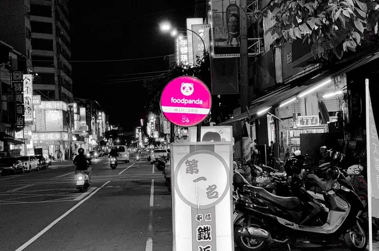 在店家廣告上的foodpanda小型燈箱
