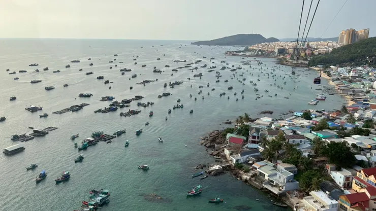 纜車上看下去的漁船海景