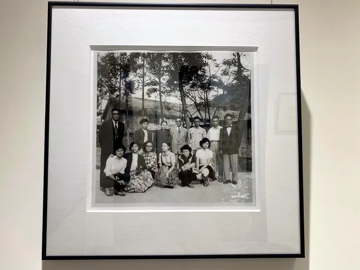 照片前排左起：曾華滿、王保珍、待確認、林文月、郜樹玫、王貴苓。後排左起：臺靜農、張明隨、申若俠、莊嚴、施珂、金嘉錫、朴勝潤。 畢業生當中，林文月、王保珍、金嘉錫於同年考上碩士班，學成後留系任教，作育英才無數。