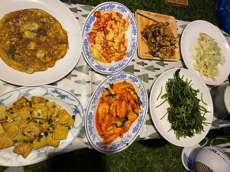 第二天豐盛的晚餐，依舊只有一道葷菜XD