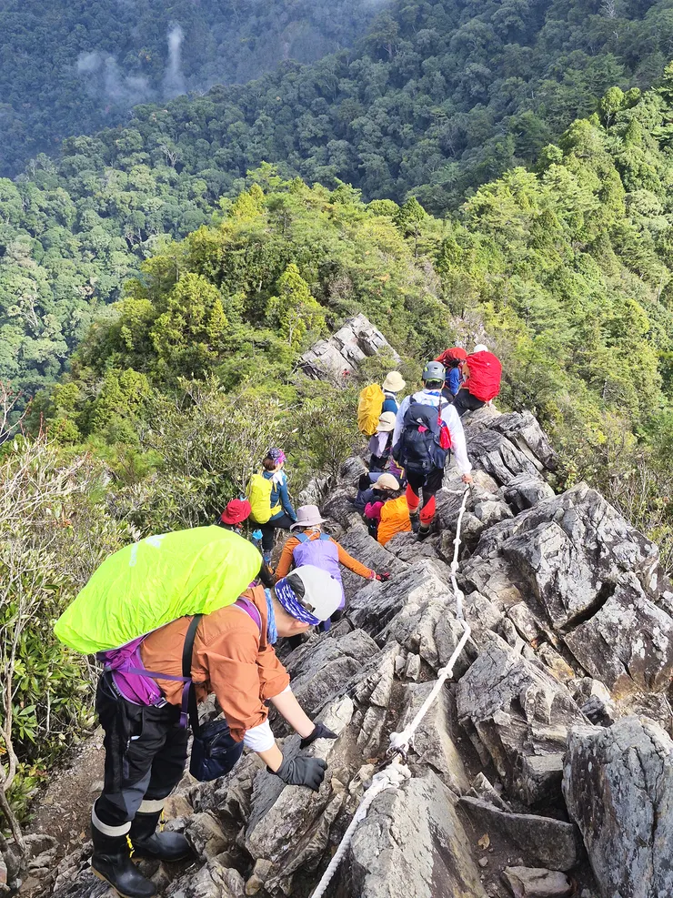 繼行攀岩拉繩下切南面近90度的稜線裸岩