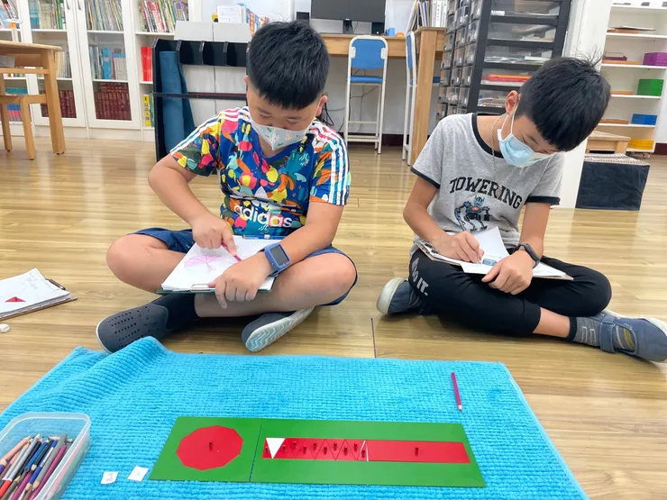 給您孩子更好的選擇  上華蒙特梭利實驗小學 更多元的學習  友善環境 豐富教具 讓孩子自主學習  農場課程讓孩子接近大自