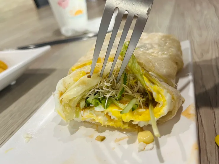 蛋餅的蔬菜蠻多樣的，有玉米、苜蓿芽、生菜跟小黃瓜絲等