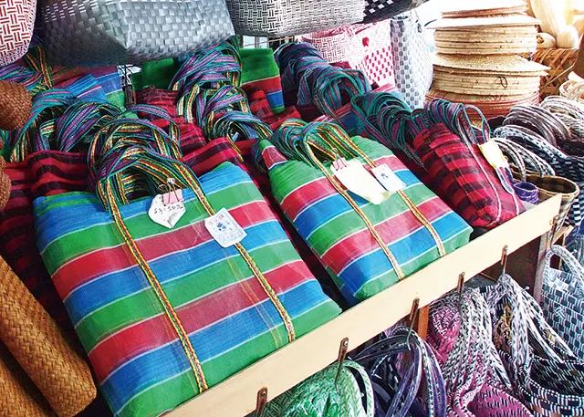 外國遊客前往迪化街必買的茄芷袋 ( 圖片來源：看雜誌 )