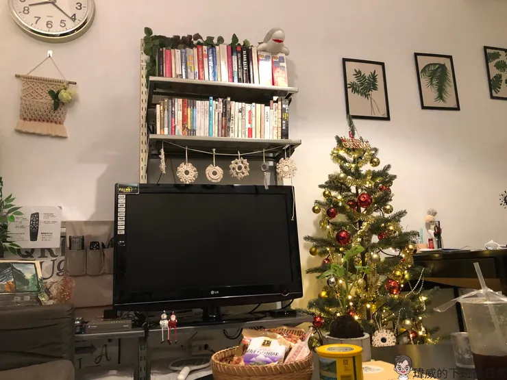 或是挑本書 在大廳躺在沙發上也是一個很棒的選擇